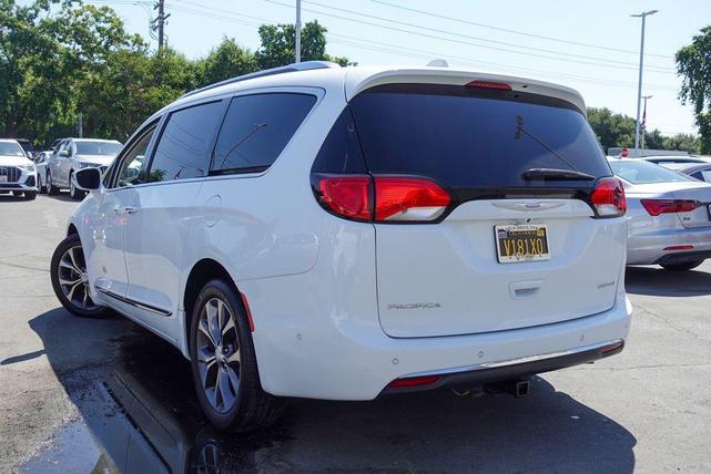 Photo of 2017 Bright White Clearcoat Chrysler Pacifica