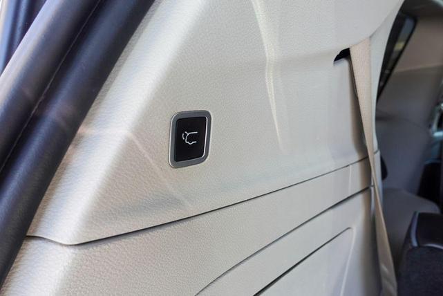 Photo of 2017 Bright White Clearcoat Chrysler Pacifica