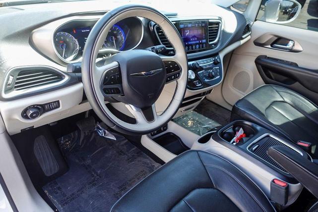 Photo of 2017 Bright White Clearcoat Chrysler Pacifica