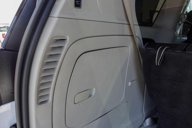 Photo of 2017 Bright White Clearcoat Chrysler Pacifica