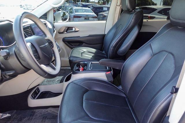 Photo of 2017 Bright White Clearcoat Chrysler Pacifica