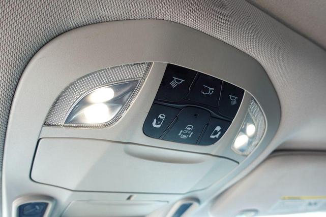 Photo of 2017 Bright White Clearcoat Chrysler Pacifica