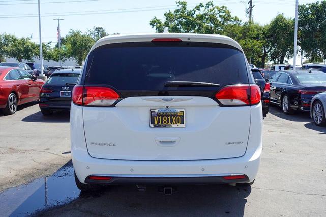 Photo of 2017 Bright White Clearcoat Chrysler Pacifica