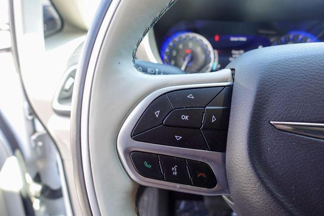 Photo of 2017 Bright White Clearcoat Chrysler Pacifica