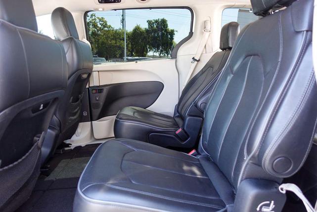 Photo of 2017 Bright White Clearcoat Chrysler Pacifica