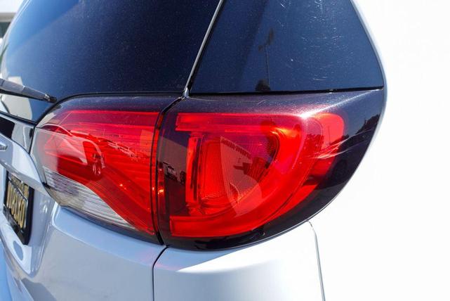 Photo of 2017 Bright White Clearcoat Chrysler Pacifica