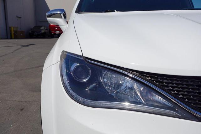 Photo of 2017 Bright White Clearcoat Chrysler Pacifica