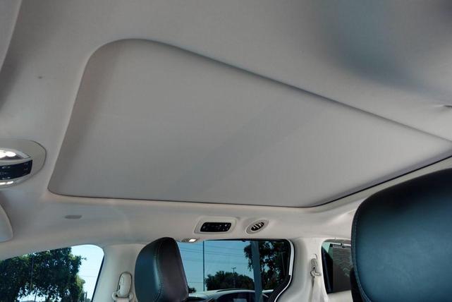 Photo of 2017 Bright White Clearcoat Chrysler Pacifica