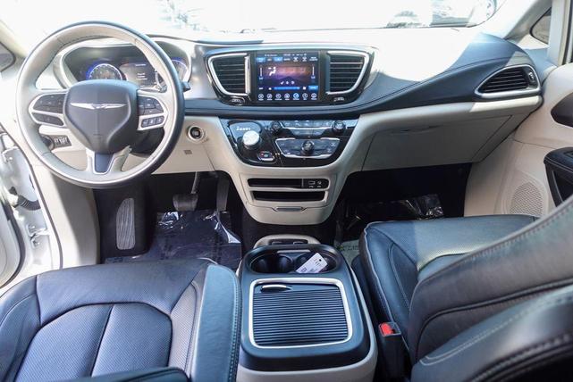 Photo of 2017 Bright White Clearcoat Chrysler Pacifica