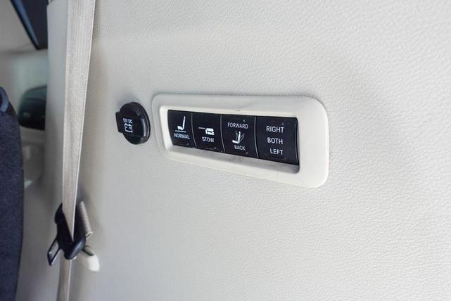 Photo of 2017 Bright White Clearcoat Chrysler Pacifica