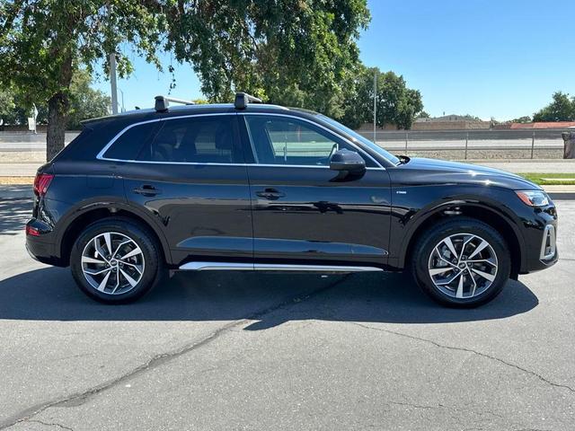Photo of 2024 Mythos Black Metallic Audi Q5