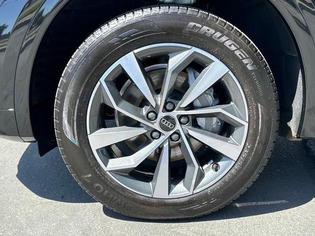 Photo of 2024 Mythos Black Metallic Audi Q5