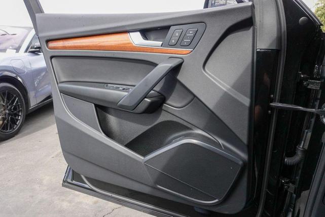 Photo of 2023 Mythos Black Metallic Audi Q5
