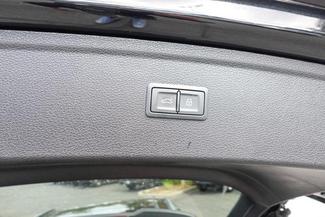 Photo of 2023 Mythos Black Metallic Audi Q5