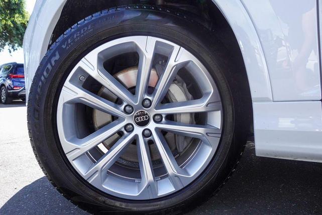 Photo of 2025 Glacier White Metallic Audi Q7