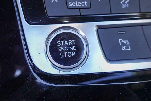 Photo of 2025 Glacier White Metallic Audi Q7