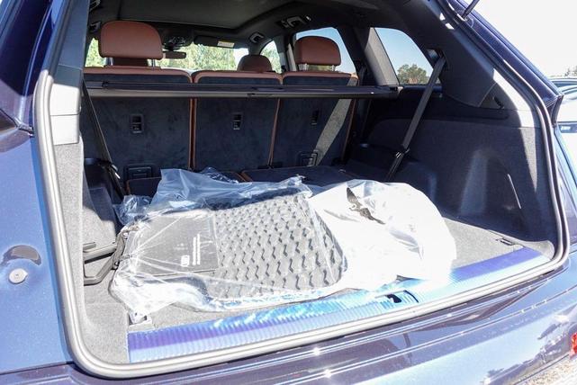 Photo of 2025 Waitomo Blue Metallic Audi Q7