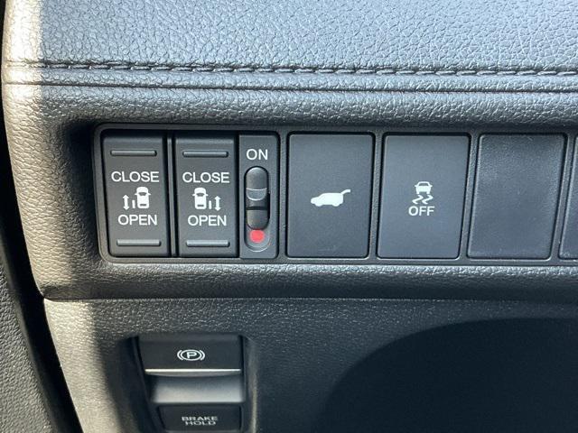 Photo of 2026 Solar Silver Metallic Honda Odyssey