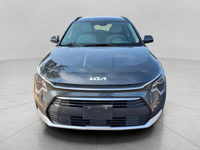 Photo of 2023 Gray Kia Niro