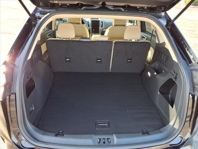 Photo of 2024 Agate Black Metallic Ford Edge