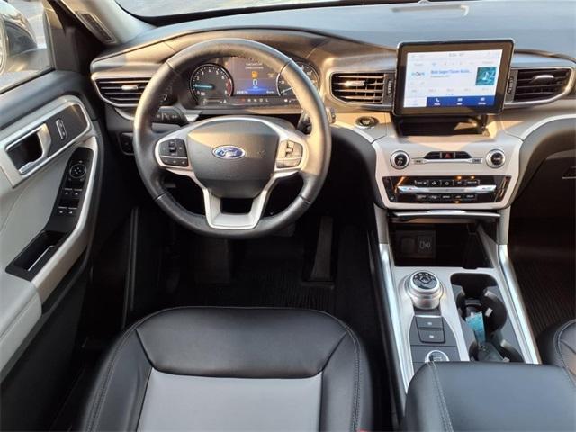 Photo of 2023 Iconic Silver Metallic Ford Explorer