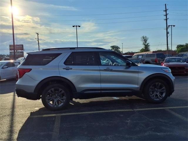 Photo of 2023 Iconic Silver Metallic Ford Explorer