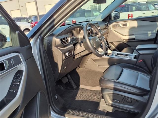 Photo of 2023 Iconic Silver Metallic Ford Explorer