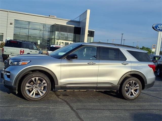 Photo of 2023 Iconic Silver Metallic Ford Explorer