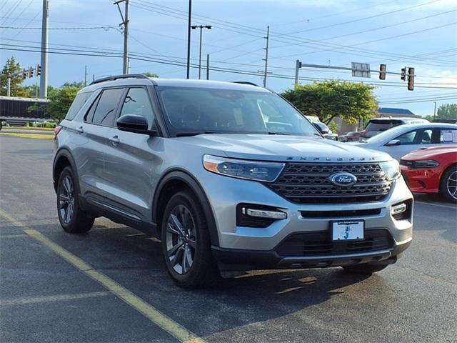 Photo of 2023 Iconic Silver Metallic Ford Explorer