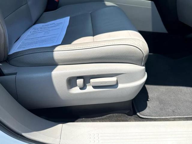 Photo of 2013 White Honda Pilot
