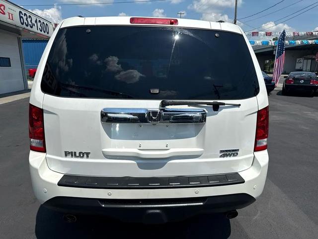 Photo of 2013 White Honda Pilot