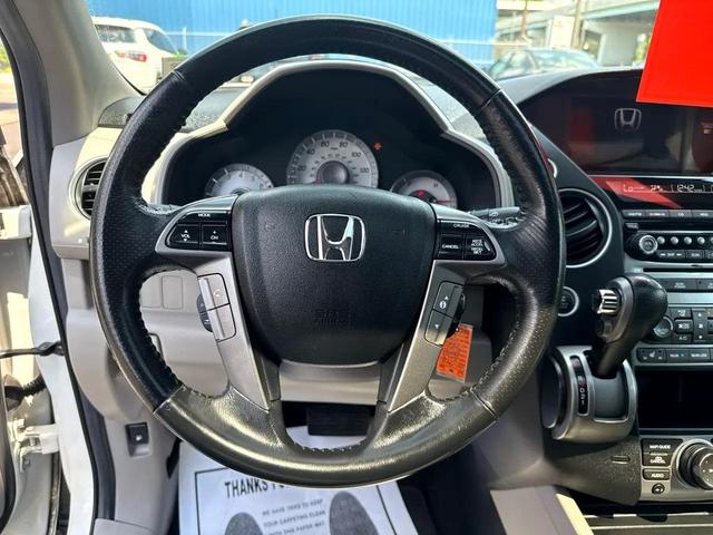 Photo of 2013 White Honda Pilot