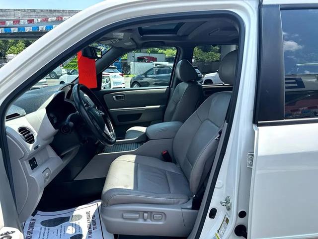 Photo of 2013 White Honda Pilot