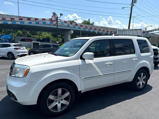 Photo of 2013 White Honda Pilot
