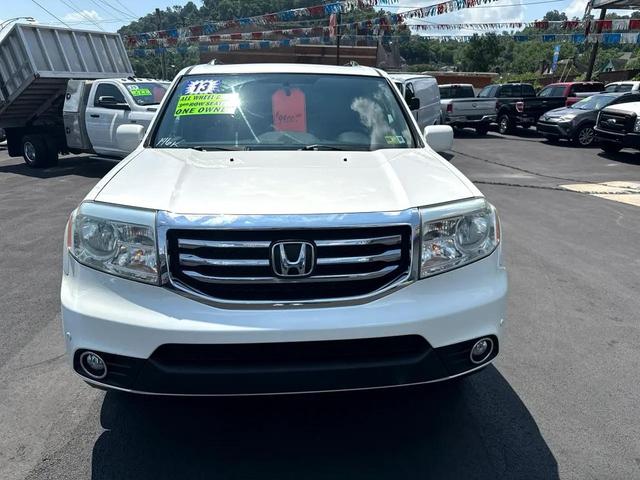 Photo of 2013 White Honda Pilot
