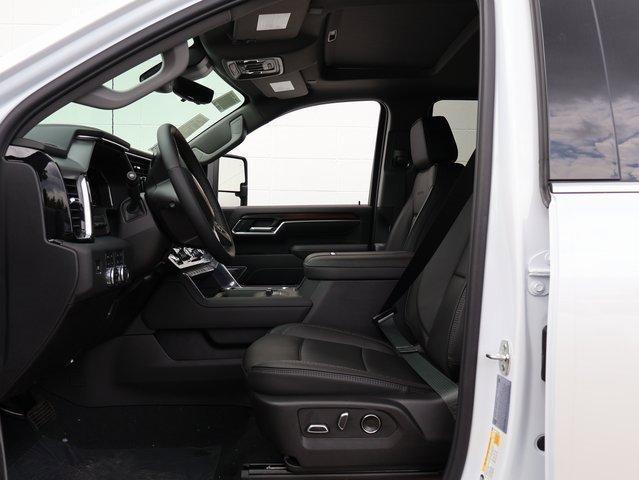 Photo of 2025 White Frost Tri-Coat GMC Sierra 2500