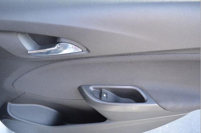 Photo of 2017 Silver Ice Metallic Chevrolet Cruze