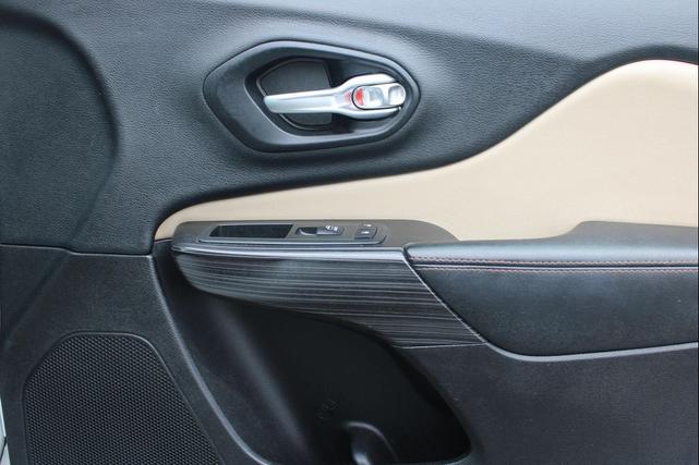 Photo of 2015 Bright White Clearcoat Jeep Cherokee