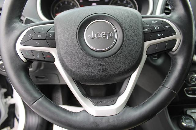 Photo of 2015 Bright White Clearcoat Jeep Cherokee