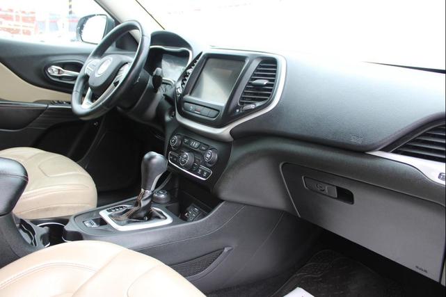 Photo of 2015 Bright White Clearcoat Jeep Cherokee