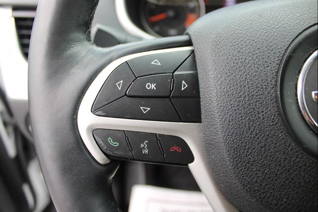 Photo of 2015 Bright White Clearcoat Jeep Cherokee