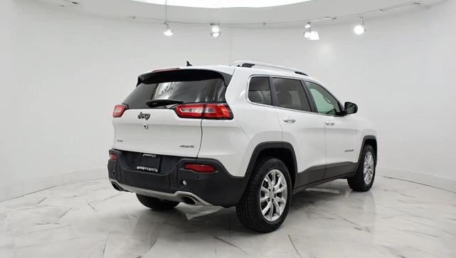Photo of 2015 Bright White Clearcoat Jeep Cherokee