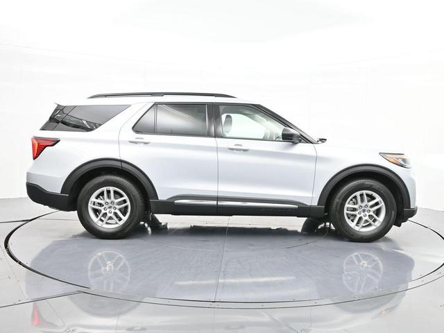 Photo of 2025 Space White Metallic Ford Explorer