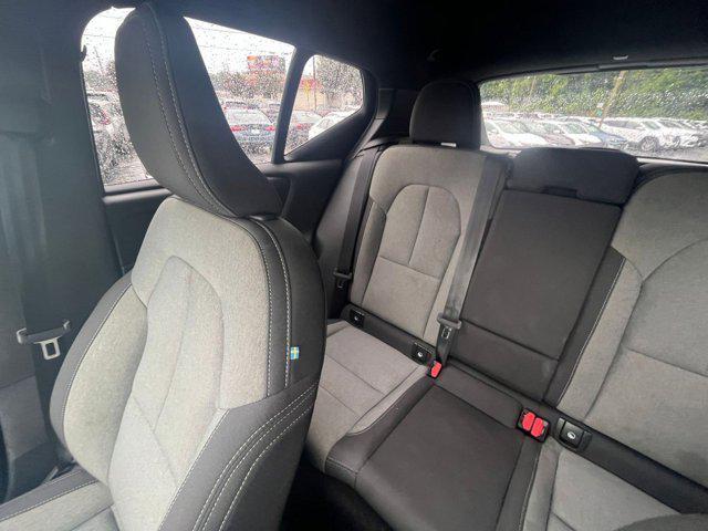 Photo of 2024 Onyx Black Metallic Volvo XC40