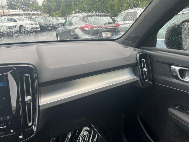 Photo of 2024 Onyx Black Metallic Volvo XC40