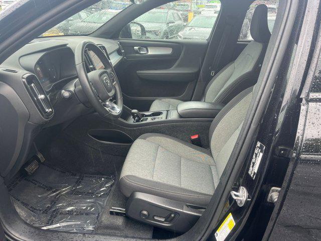 Photo of 2024 Onyx Black Metallic Volvo XC40