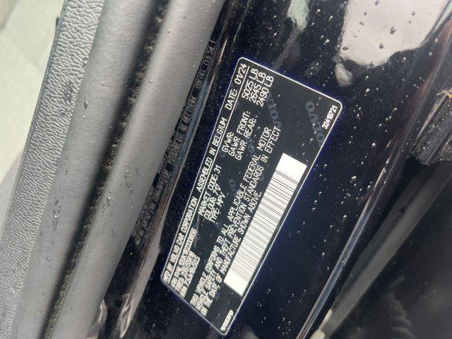 Photo of 2024 Onyx Black Metallic Volvo XC40