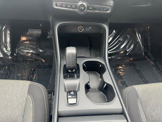 Photo of 2024 Onyx Black Metallic Volvo XC40