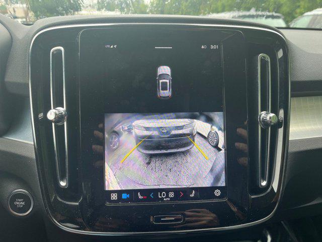 Photo of 2024 Onyx Black Metallic Volvo XC40