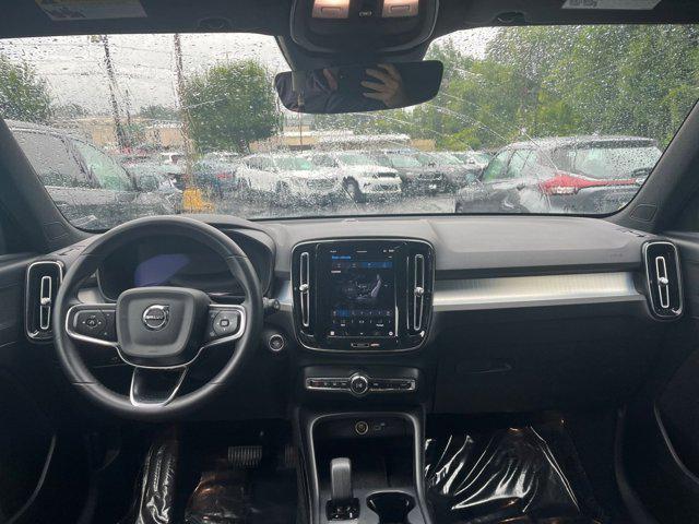 Photo of 2024 Onyx Black Metallic Volvo XC40